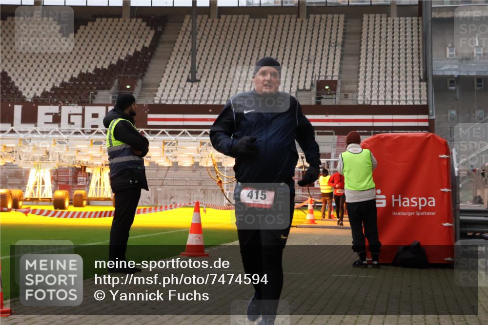 08.12.2024 - St. Pauli X-Mass-Run No. 14 Yannick Fuchs http://msf.ph/oto/7474594 08.12.2024 09:56:07 Ziel 415, 438, 1852, 3256, 3261 meine-sportfotos.de