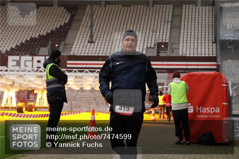 08.12.2024 - St. Pauli X-Mass-Run No. 14 Yannick Fuchs http://msf.ph/oto/7474599 08.12.2024 09:56:07 Ziel 415, 438, 1852, 3256, 3261 meine-sportfotos.de