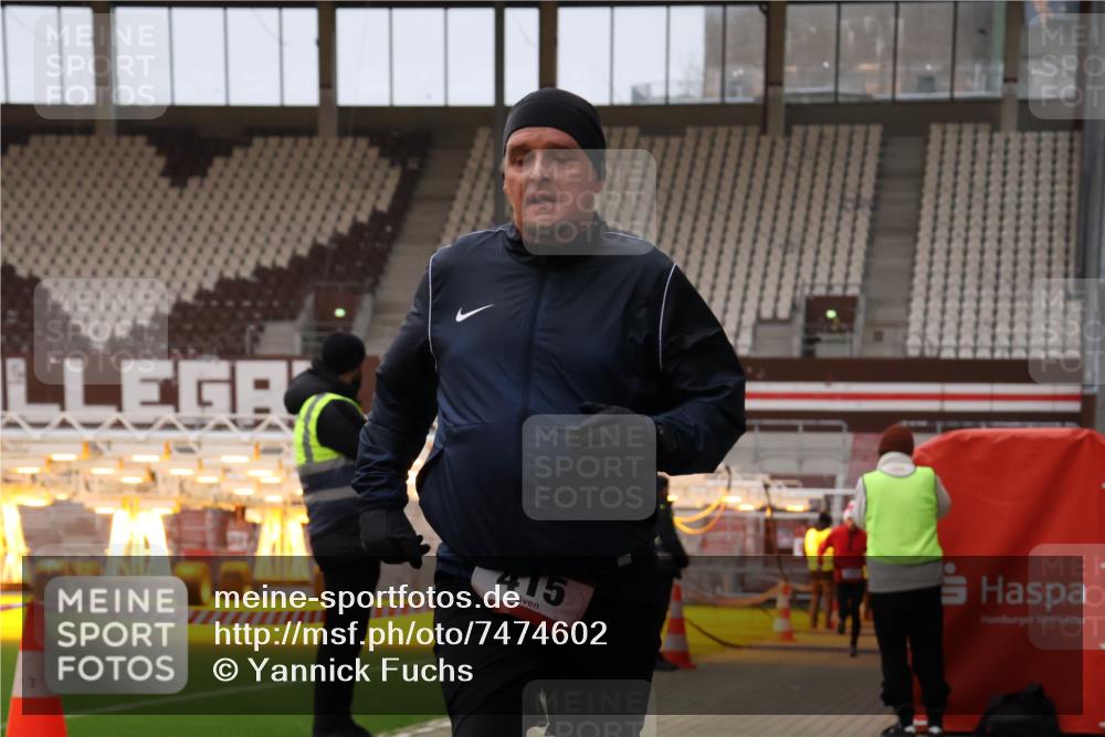 08.12.2024 - St. Pauli X-Mass-Run No. 14 Yannick Fuchs http://msf.ph/oto/7474602 08.12.2024 09:56:08 Ziel 415, 438, 1852, 3256, 3261 meine-sportfotos.de