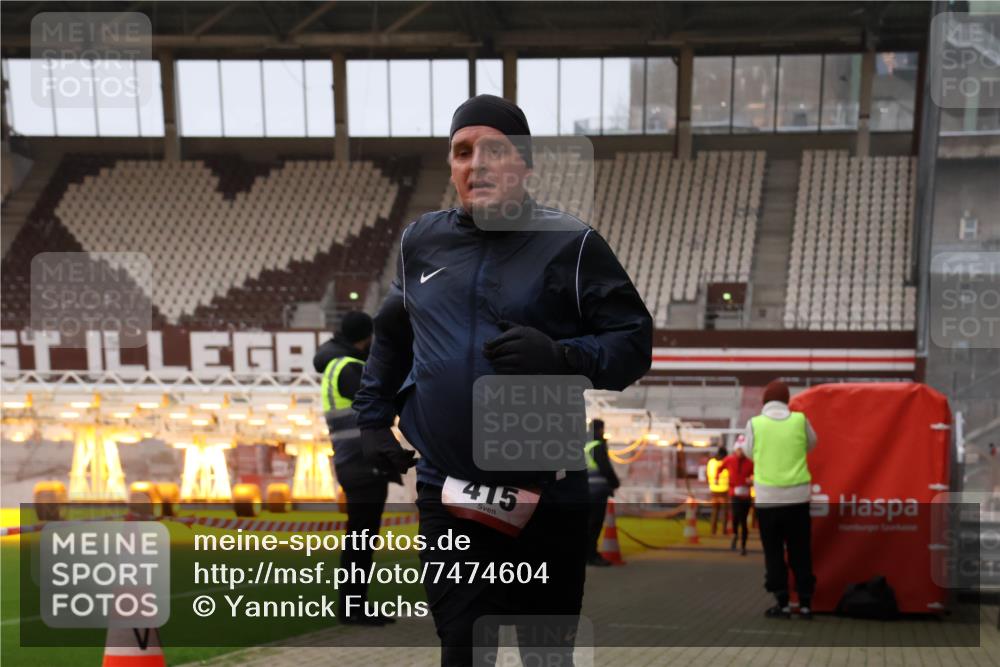 08.12.2024 - St. Pauli X-Mass-Run No. 14 Yannick Fuchs http://msf.ph/oto/7474604 08.12.2024 09:56:08 Ziel 415, 438, 1852, 3256, 3261 meine-sportfotos.de