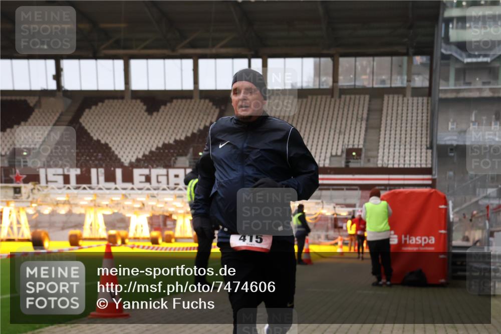 08.12.2024 - St. Pauli X-Mass-Run No. 14 Yannick Fuchs http://msf.ph/oto/7474606 08.12.2024 09:56:08 Ziel 415, 438, 1852, 3256, 3261 meine-sportfotos.de