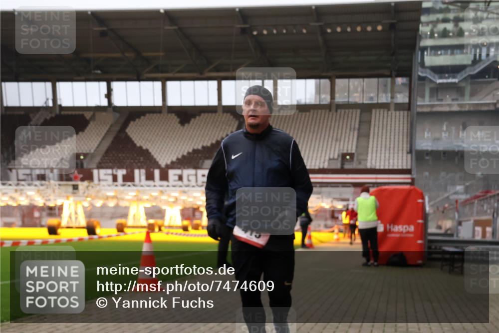 08.12.2024 - St. Pauli X-Mass-Run No. 14 Yannick Fuchs http://msf.ph/oto/7474609 08.12.2024 09:56:08 Ziel 415, 438, 1852, 3256, 3261 meine-sportfotos.de