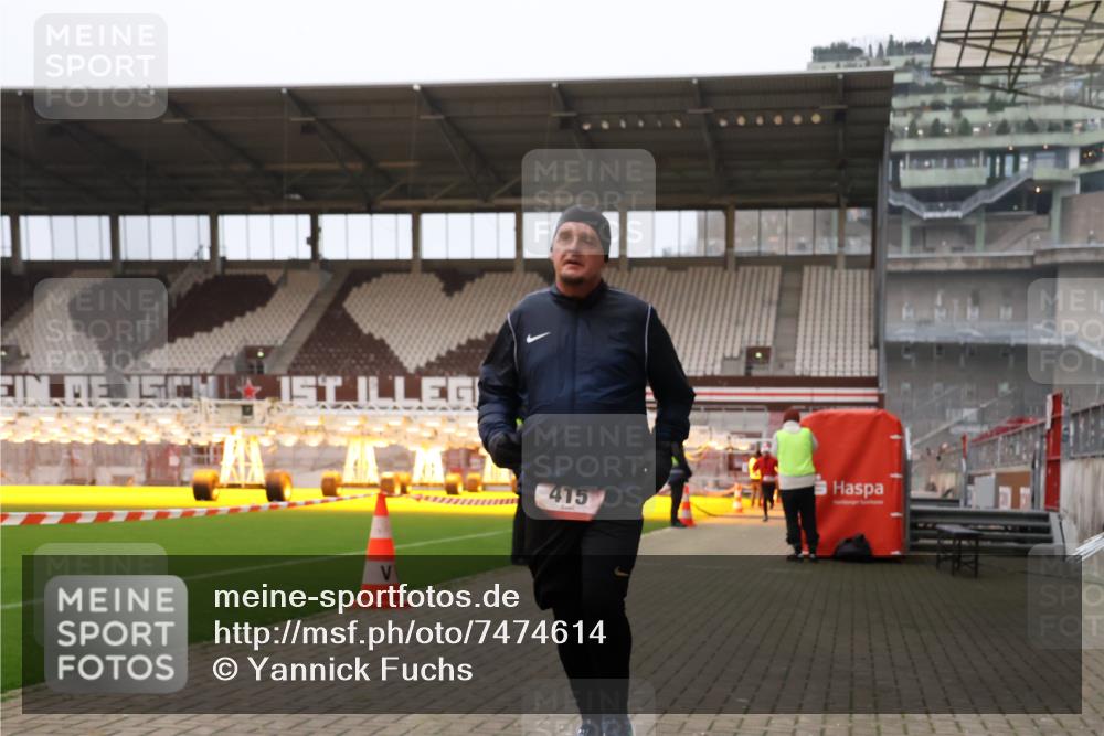 08.12.2024 - St. Pauli X-Mass-Run No. 14 Yannick Fuchs http://msf.ph/oto/7474614 08.12.2024 09:56:08 Ziel 415, 438, 1852, 3256, 3261 meine-sportfotos.de