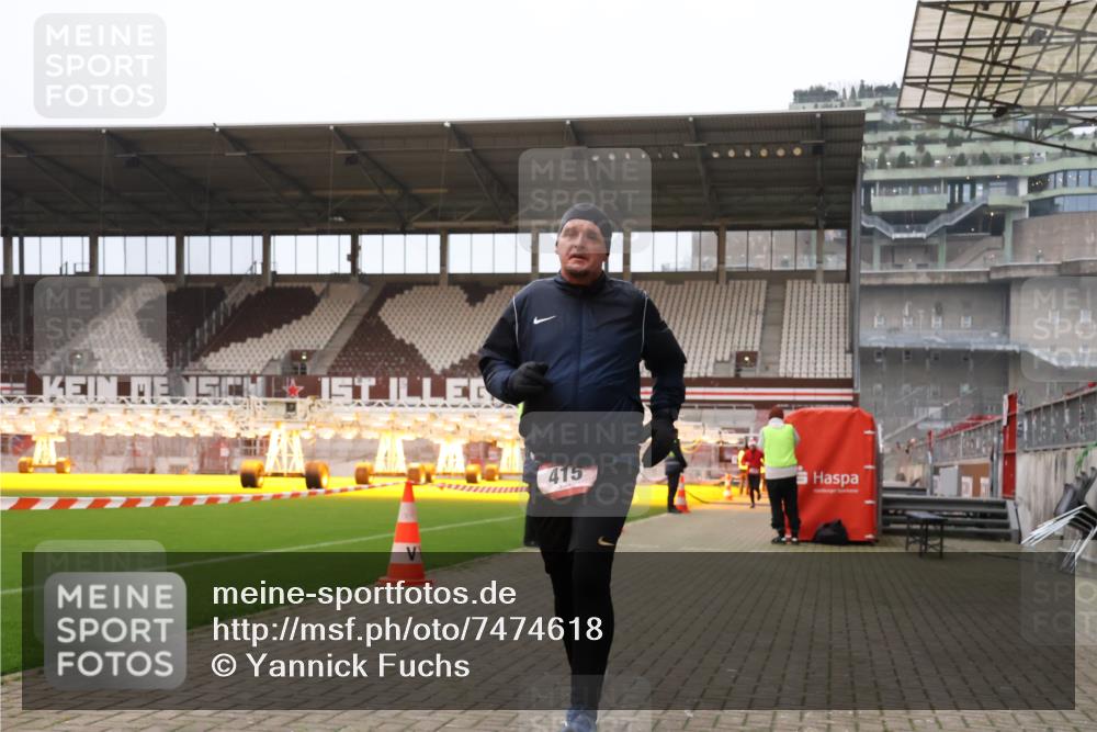 08.12.2024 - St. Pauli X-Mass-Run No. 14 Yannick Fuchs http://msf.ph/oto/7474618 08.12.2024 09:56:08 Ziel 415, 438, 1852, 3256, 3261 meine-sportfotos.de