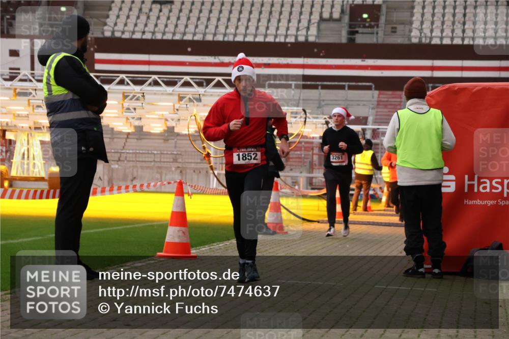 08.12.2024 - St. Pauli X-Mass-Run No. 14 Yannick Fuchs http://msf.ph/oto/7474637 08.12.2024 09:56:14 Ziel 415, 799, 1852, 3256, 3261 meine-sportfotos.de
