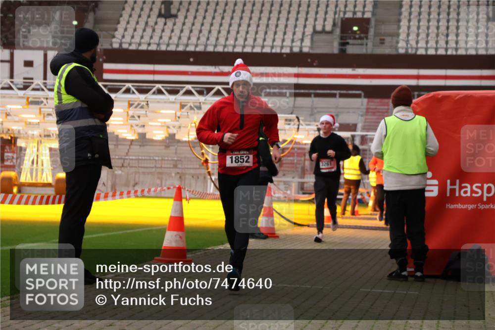 08.12.2024 - St. Pauli X-Mass-Run No. 14 Yannick Fuchs http://msf.ph/oto/7474640 08.12.2024 09:56:14 Ziel 415, 799, 1852, 3256, 3261 meine-sportfotos.de
