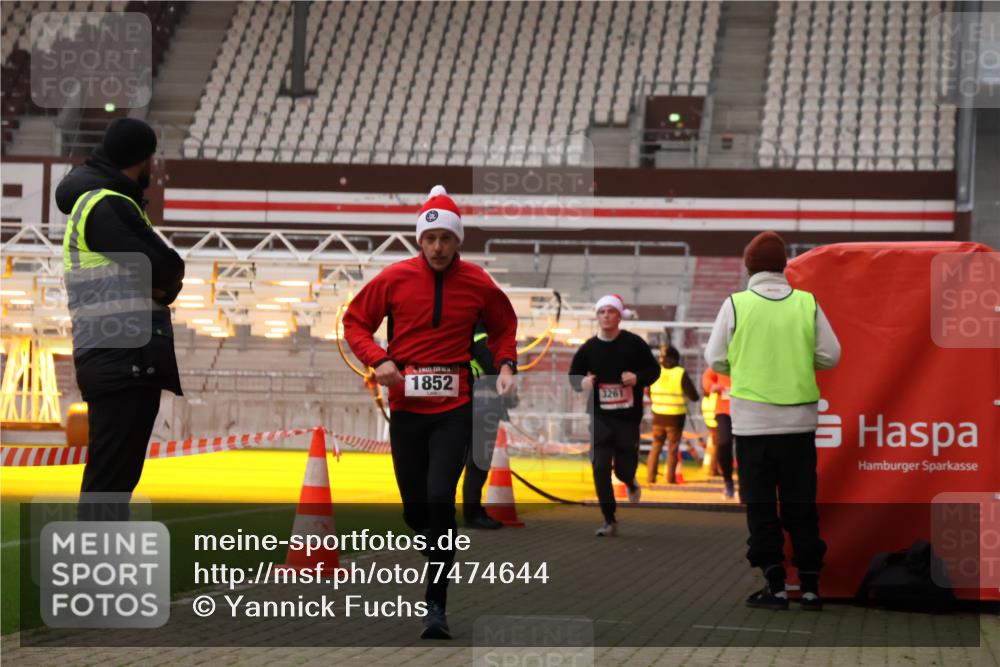 08.12.2024 - St. Pauli X-Mass-Run No. 14 Yannick Fuchs http://msf.ph/oto/7474644 08.12.2024 09:56:14 Ziel 415, 799, 1852, 3256, 3261 meine-sportfotos.de