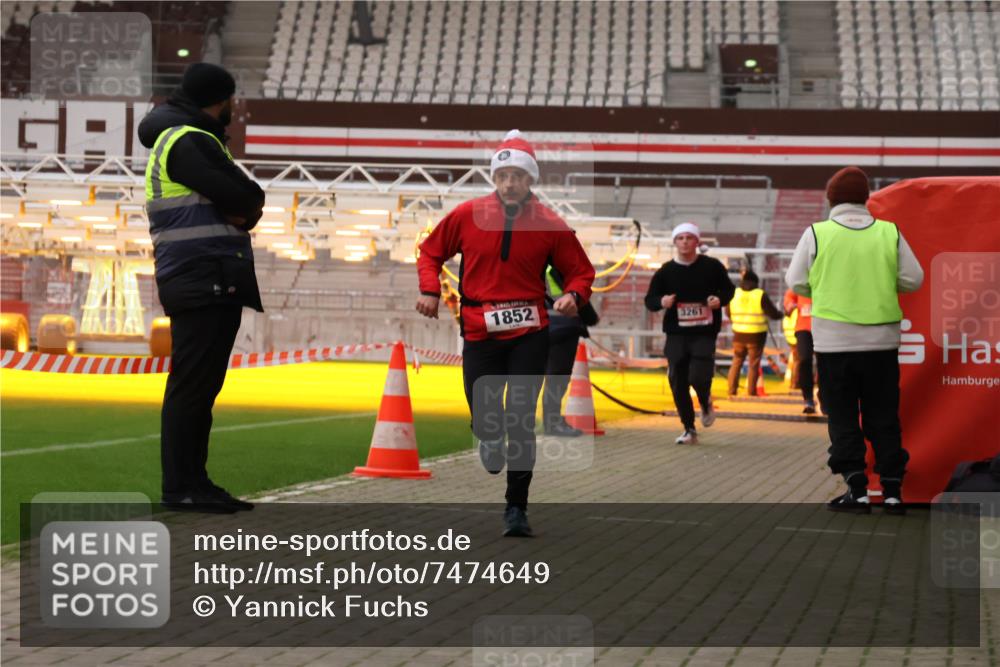 08.12.2024 - St. Pauli X-Mass-Run No. 14 Yannick Fuchs http://msf.ph/oto/7474649 08.12.2024 09:56:14 Ziel 415, 799, 1852, 3256, 3261 meine-sportfotos.de