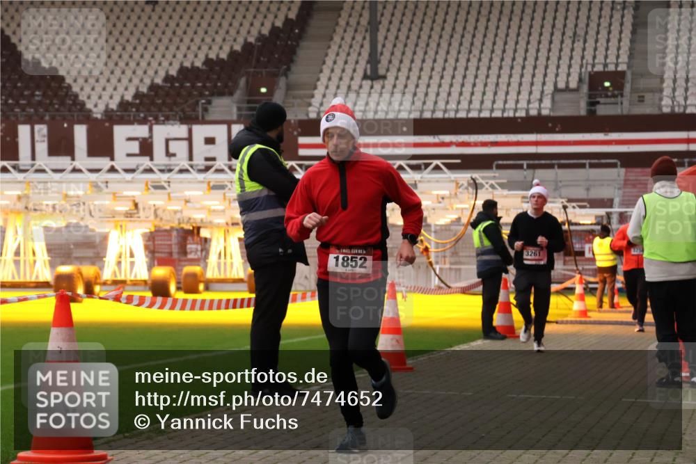 08.12.2024 - St. Pauli X-Mass-Run No. 14 Yannick Fuchs http://msf.ph/oto/7474652 08.12.2024 09:56:15 Ziel 415, 799, 1852, 3256, 3261 meine-sportfotos.de