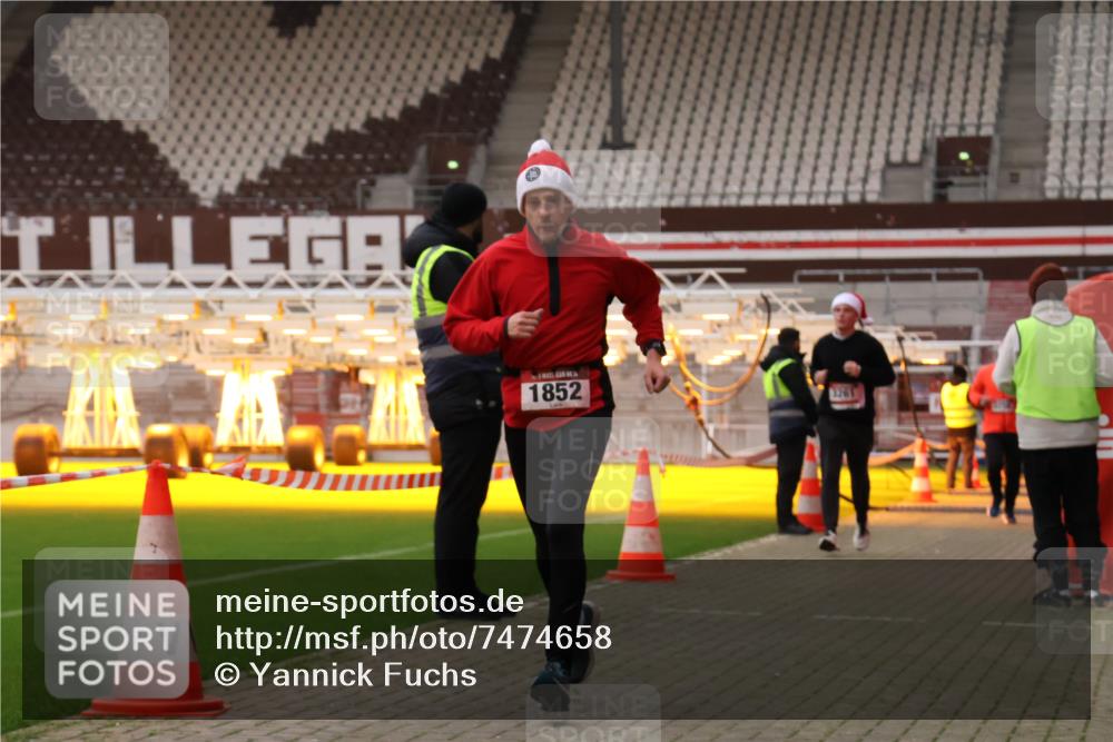 08.12.2024 - St. Pauli X-Mass-Run No. 14 Yannick Fuchs http://msf.ph/oto/7474658 08.12.2024 09:56:15 Ziel 415, 799, 1852, 3256, 3261 meine-sportfotos.de