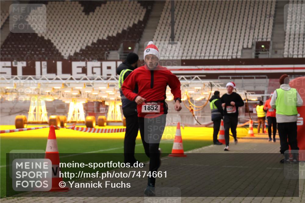 08.12.2024 - St. Pauli X-Mass-Run No. 14 Yannick Fuchs http://msf.ph/oto/7474661 08.12.2024 09:56:15 Ziel 415, 799, 1852, 3256, 3261 meine-sportfotos.de