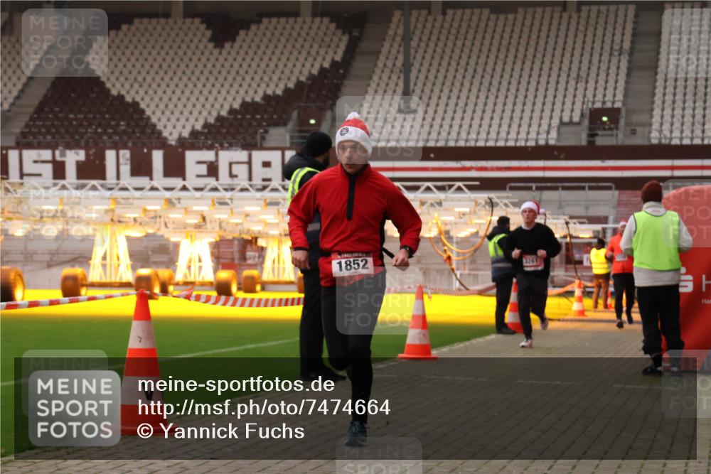 08.12.2024 - St. Pauli X-Mass-Run No. 14 Yannick Fuchs http://msf.ph/oto/7474664 08.12.2024 09:56:15 Ziel 415, 799, 1852, 3256, 3261 meine-sportfotos.de