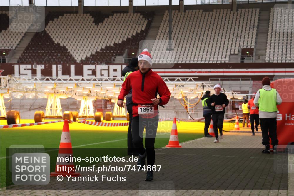 08.12.2024 - St. Pauli X-Mass-Run No. 14 Yannick Fuchs http://msf.ph/oto/7474667 08.12.2024 09:56:15 Ziel 415, 799, 1852, 3256, 3261 meine-sportfotos.de