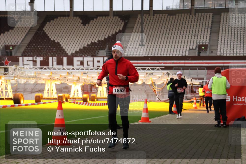 08.12.2024 - St. Pauli X-Mass-Run No. 14 Yannick Fuchs http://msf.ph/oto/7474672 08.12.2024 09:56:15 Ziel 415, 799, 1852, 3256, 3261 meine-sportfotos.de