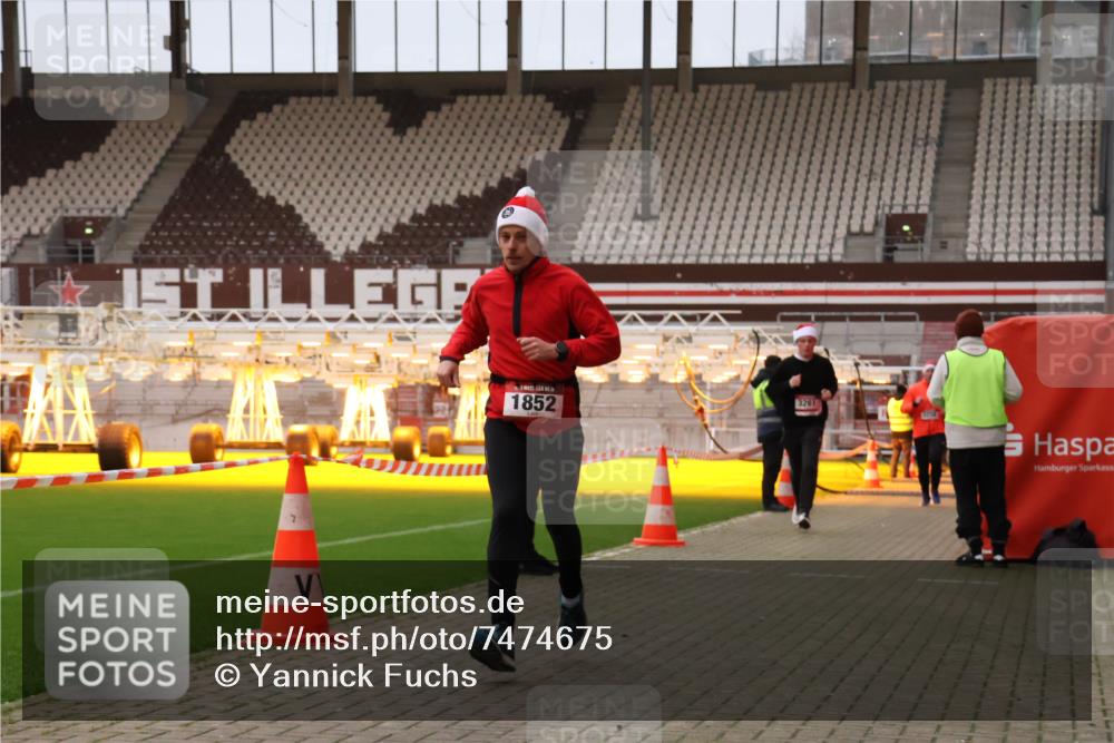 08.12.2024 - St. Pauli X-Mass-Run No. 14 Yannick Fuchs http://msf.ph/oto/7474675 08.12.2024 09:56:15 Ziel 415, 799, 1852, 3256, 3261 meine-sportfotos.de