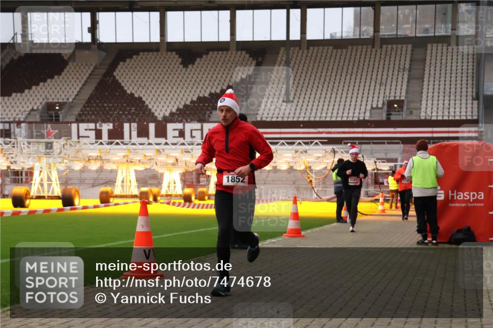 08.12.2024 - St. Pauli X-Mass-Run No. 14 Yannick Fuchs http://msf.ph/oto/7474678 08.12.2024 09:56:15 Ziel 415, 799, 1852, 3256, 3261 meine-sportfotos.de