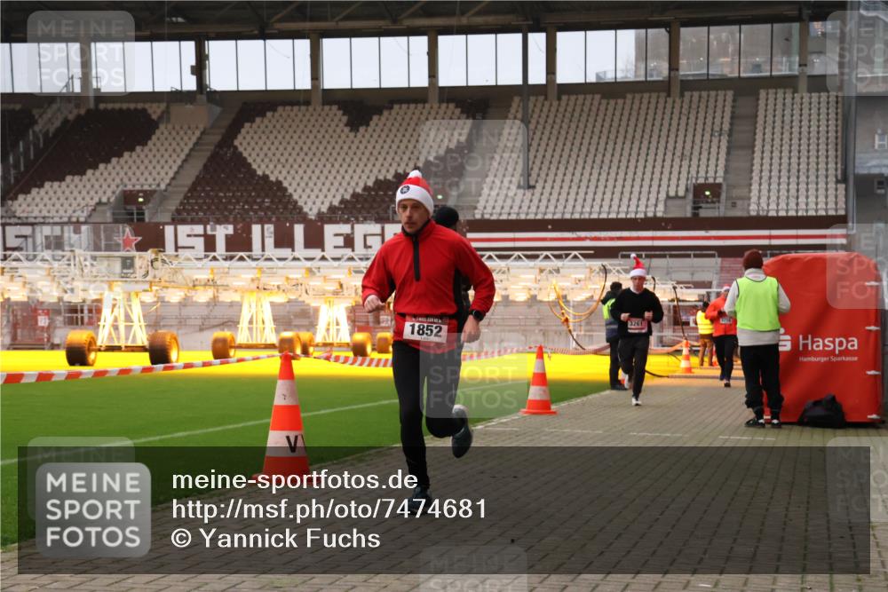 08.12.2024 - St. Pauli X-Mass-Run No. 14 Yannick Fuchs http://msf.ph/oto/7474681 08.12.2024 09:56:16 Ziel 415, 799, 1852, 3256, 3261 meine-sportfotos.de