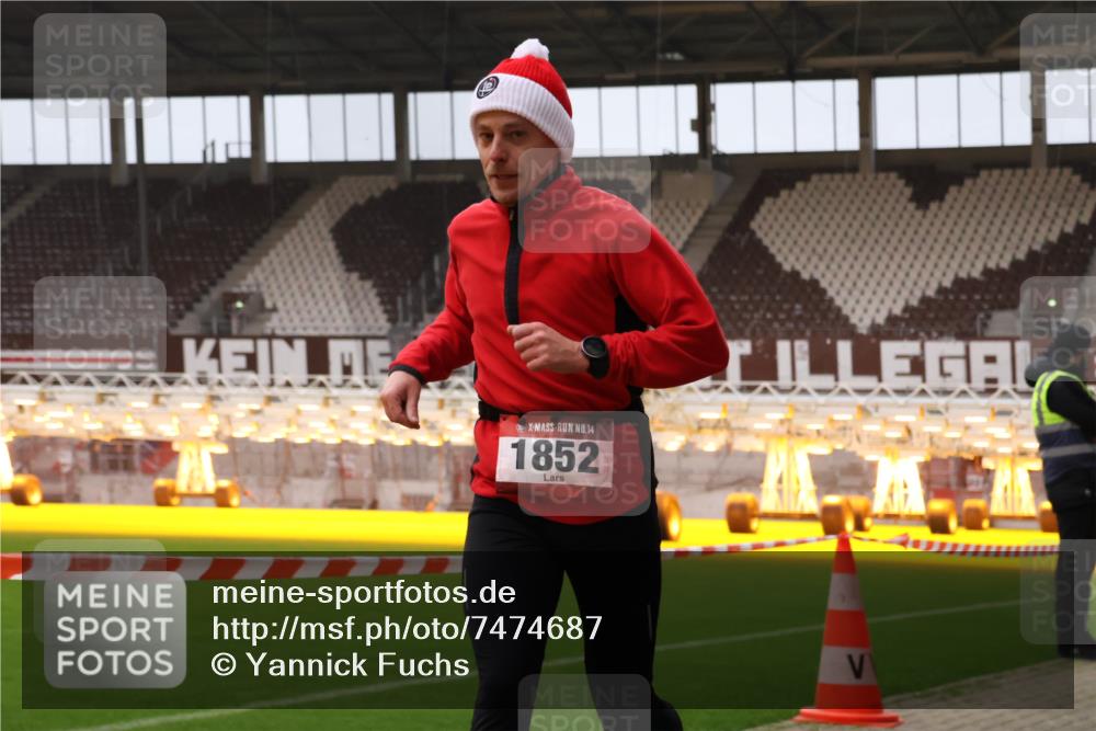 08.12.2024 - St. Pauli X-Mass-Run No. 14 Yannick Fuchs http://msf.ph/oto/7474687 08.12.2024 09:56:17 Ziel 799, 1852, 3256, 3261 meine-sportfotos.de