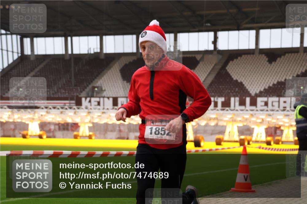 08.12.2024 - St. Pauli X-Mass-Run No. 14 Yannick Fuchs http://msf.ph/oto/7474689 08.12.2024 09:56:17 Ziel 799, 1852, 3256, 3261 meine-sportfotos.de