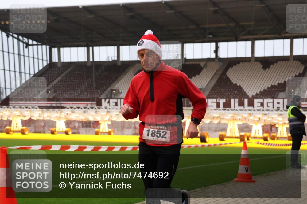 08.12.2024 - St. Pauli X-Mass-Run No. 14 Yannick Fuchs http://msf.ph/oto/7474692 08.12.2024 09:56:17 Ziel 799, 1852, 3256, 3261 meine-sportfotos.de