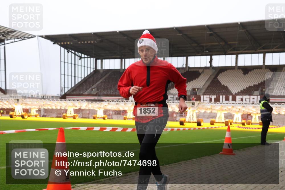 08.12.2024 - St. Pauli X-Mass-Run No. 14 Yannick Fuchs http://msf.ph/oto/7474698 08.12.2024 09:56:17 Ziel 799, 1852, 3256, 3261 meine-sportfotos.de
