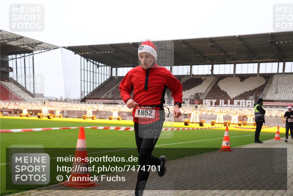 08.12.2024 - St. Pauli X-Mass-Run No. 14 Yannick Fuchs http://msf.ph/oto/7474701 08.12.2024 09:56:17 Ziel 799, 1852, 3256, 3261 meine-sportfotos.de