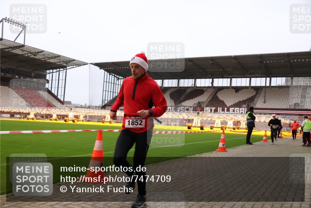 08.12.2024 - St. Pauli X-Mass-Run No. 14 Yannick Fuchs http://msf.ph/oto/7474709 08.12.2024 09:56:17 Ziel 799, 1852, 3256, 3261 meine-sportfotos.de