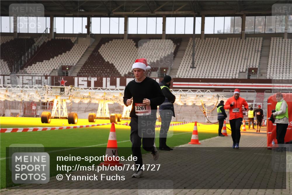 08.12.2024 - St. Pauli X-Mass-Run No. 14 Yannick Fuchs http://msf.ph/oto/7474727 08.12.2024 09:56:20 Ziel 799, 1852, 3256, 3261 meine-sportfotos.de