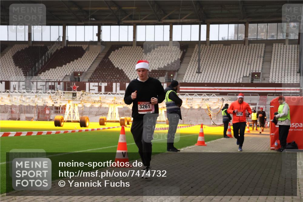 08.12.2024 - St. Pauli X-Mass-Run No. 14 Yannick Fuchs http://msf.ph/oto/7474732 08.12.2024 09:56:20 Ziel 799, 1852, 3256, 3261 meine-sportfotos.de