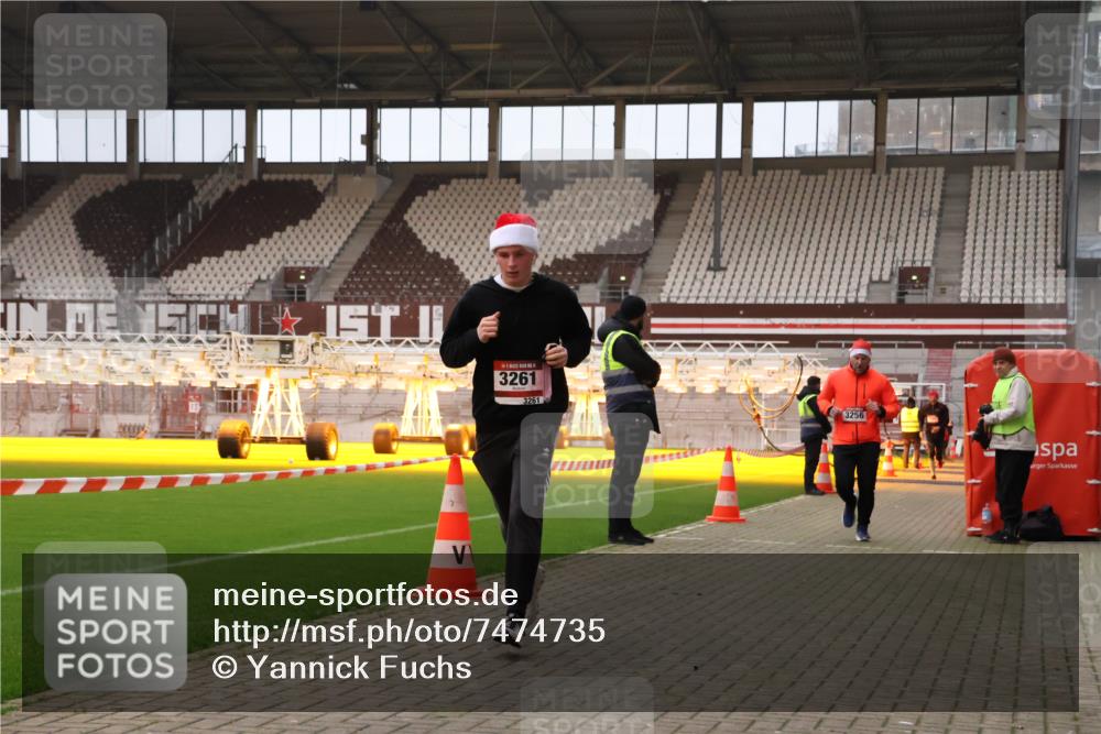 08.12.2024 - St. Pauli X-Mass-Run No. 14 Yannick Fuchs http://msf.ph/oto/7474735 08.12.2024 09:56:20 Ziel 799, 1852, 3256, 3261 meine-sportfotos.de