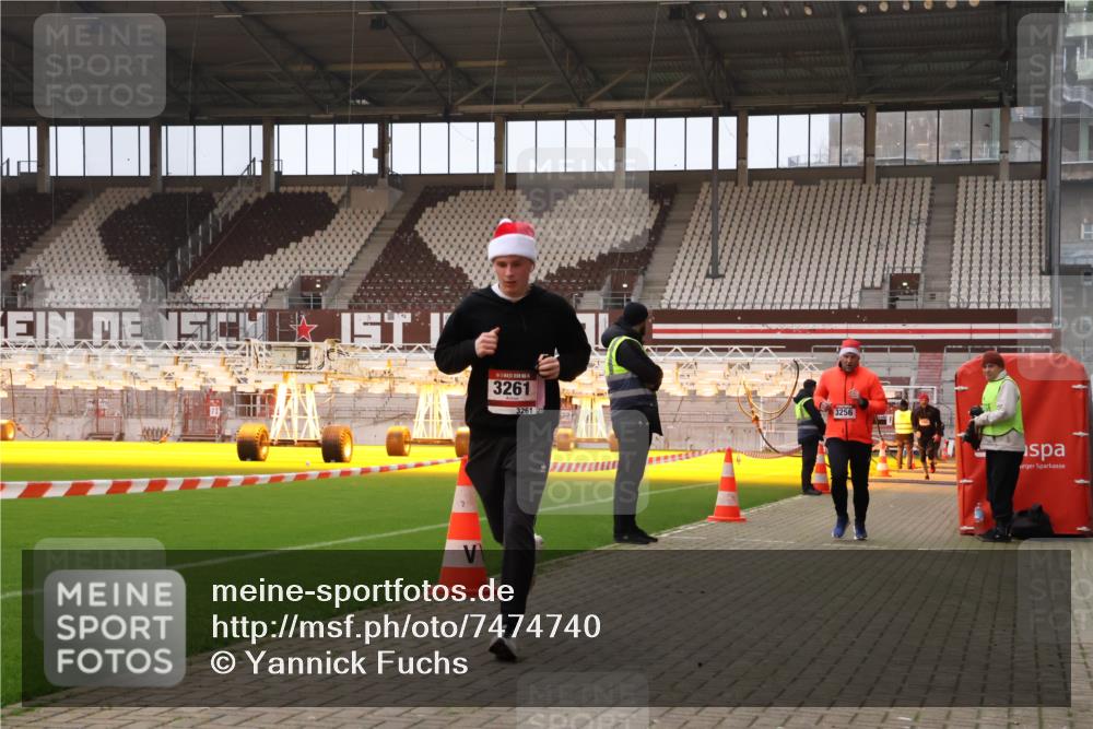 08.12.2024 - St. Pauli X-Mass-Run No. 14 Yannick Fuchs http://msf.ph/oto/7474740 08.12.2024 09:56:20 Ziel 799, 1852, 3256, 3261 meine-sportfotos.de