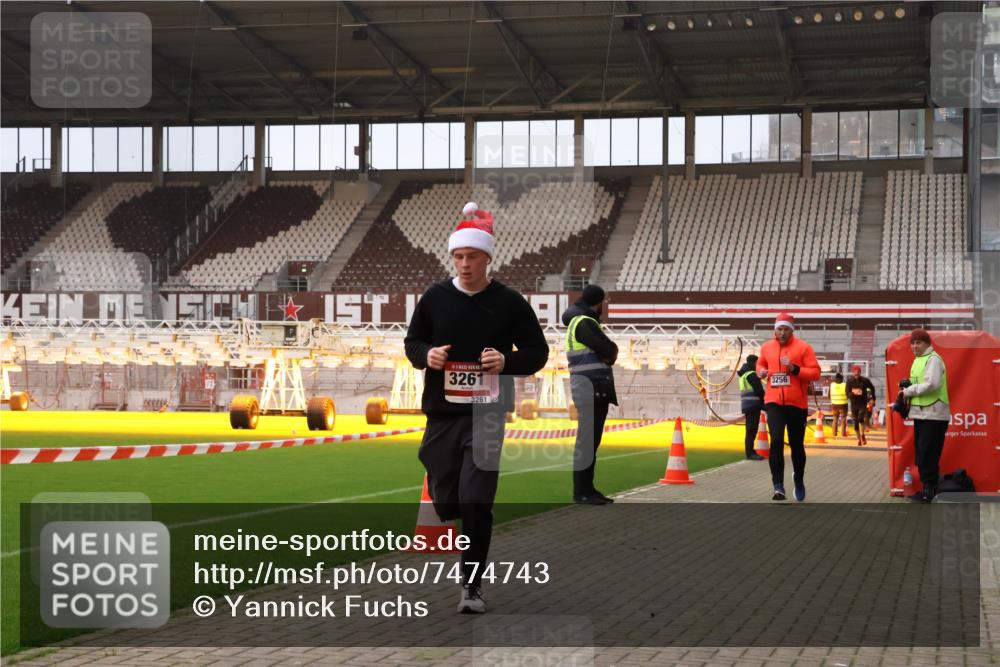 08.12.2024 - St. Pauli X-Mass-Run No. 14 Yannick Fuchs http://msf.ph/oto/7474743 08.12.2024 09:56:20 Ziel 799, 1852, 3256, 3261 meine-sportfotos.de