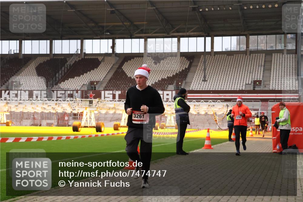 08.12.2024 - St. Pauli X-Mass-Run No. 14 Yannick Fuchs http://msf.ph/oto/7474747 08.12.2024 09:56:20 Ziel 799, 1852, 3256, 3261 meine-sportfotos.de