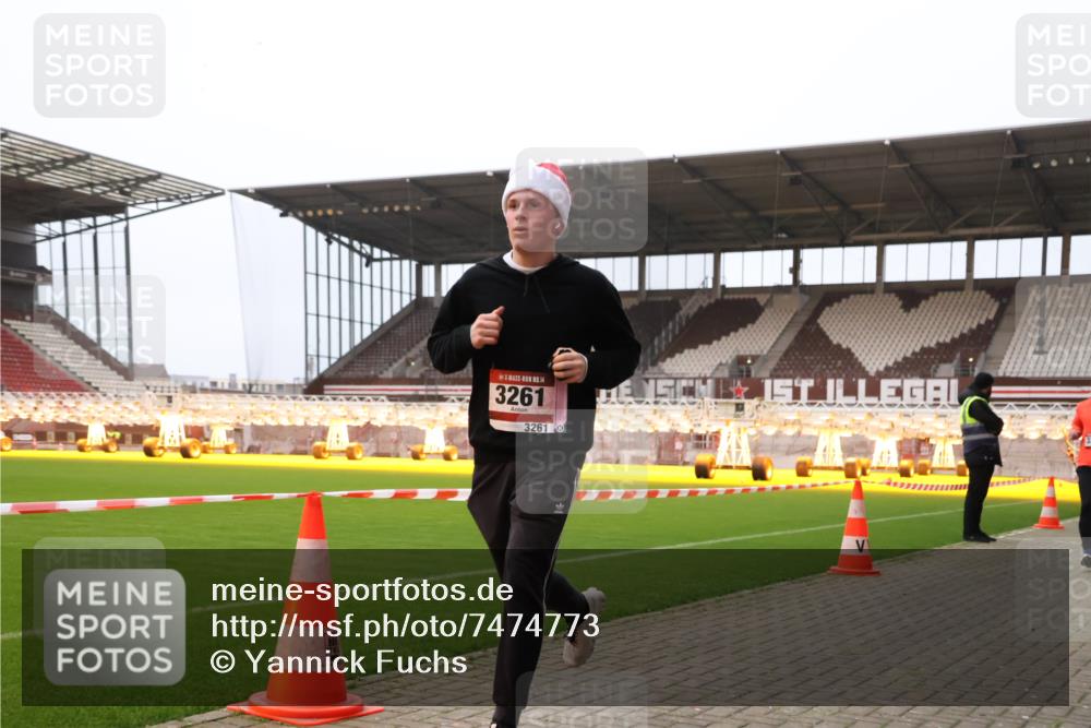 08.12.2024 - St. Pauli X-Mass-Run No. 14 Yannick Fuchs http://msf.ph/oto/7474773 08.12.2024 09:56:22 Ziel 799, 1852, 3256, 3261 meine-sportfotos.de