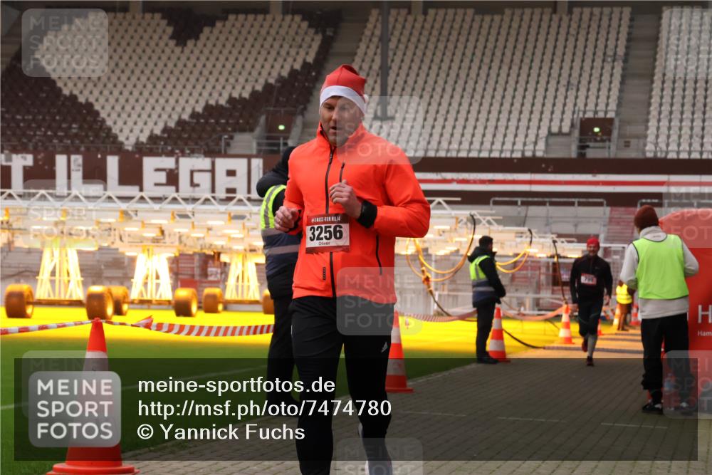 08.12.2024 - St. Pauli X-Mass-Run No. 14 Yannick Fuchs http://msf.ph/oto/7474780 08.12.2024 09:56:23 Ziel 799, 1852, 3256, 3261 meine-sportfotos.de