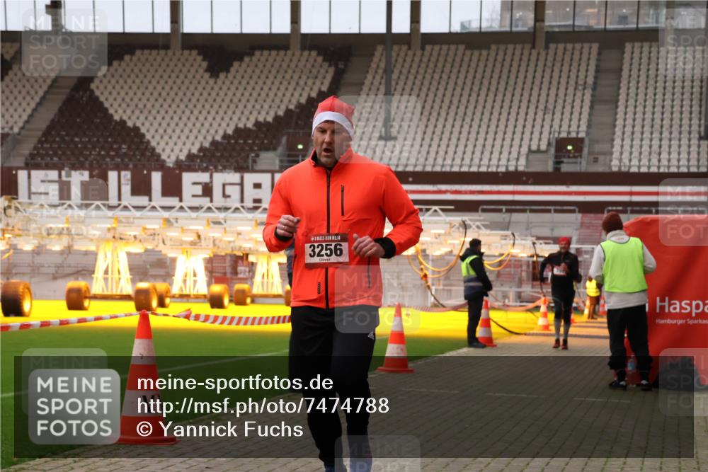 08.12.2024 - St. Pauli X-Mass-Run No. 14 Yannick Fuchs http://msf.ph/oto/7474788 08.12.2024 09:56:23 Ziel 799, 1852, 3256, 3261 meine-sportfotos.de