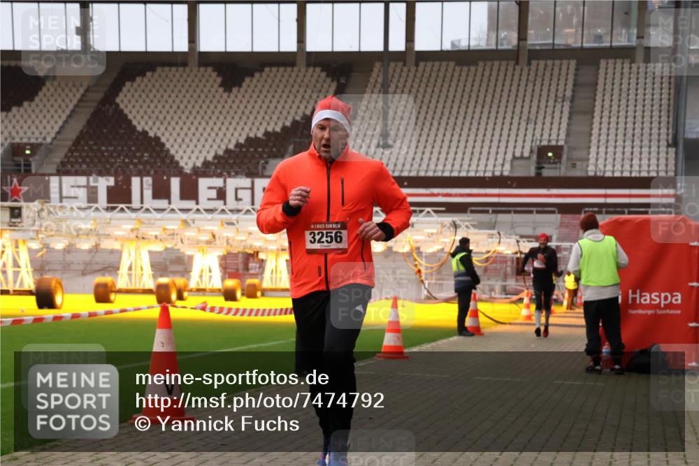 08.12.2024 - St. Pauli X-Mass-Run No. 14 Yannick Fuchs http://msf.ph/oto/7474792 08.12.2024 09:56:23 Ziel 799, 1852, 3256, 3261 meine-sportfotos.de