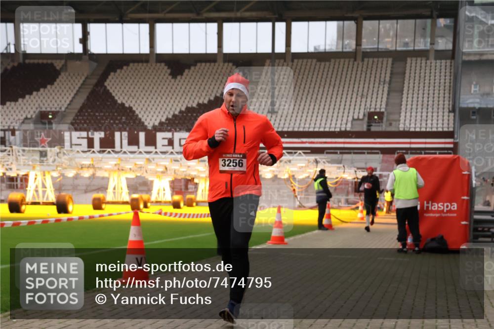 08.12.2024 - St. Pauli X-Mass-Run No. 14 Yannick Fuchs http://msf.ph/oto/7474795 08.12.2024 09:56:23 Ziel 799, 1852, 3256, 3261 meine-sportfotos.de