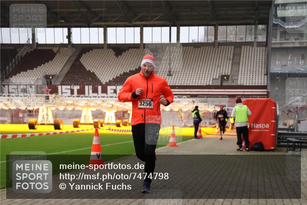 08.12.2024 - St. Pauli X-Mass-Run No. 14 Yannick Fuchs http://msf.ph/oto/7474798 08.12.2024 09:56:23 Ziel 799, 1852, 3256, 3261 meine-sportfotos.de