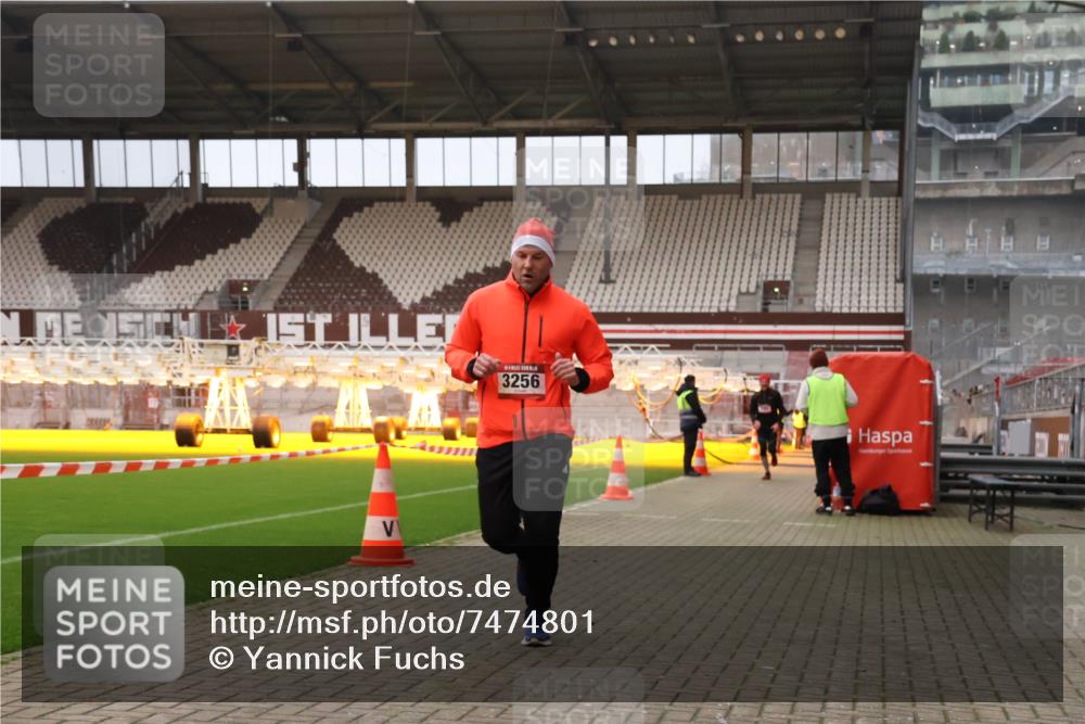 08.12.2024 - St. Pauli X-Mass-Run No. 14 Yannick Fuchs http://msf.ph/oto/7474801 08.12.2024 09:56:23 Ziel 799, 1852, 3256, 3261 meine-sportfotos.de