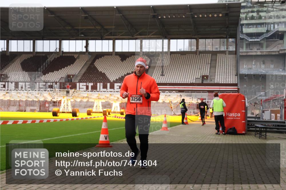 08.12.2024 - St. Pauli X-Mass-Run No. 14 Yannick Fuchs http://msf.ph/oto/7474804 08.12.2024 09:56:23 Ziel 799, 1852, 3256, 3261 meine-sportfotos.de