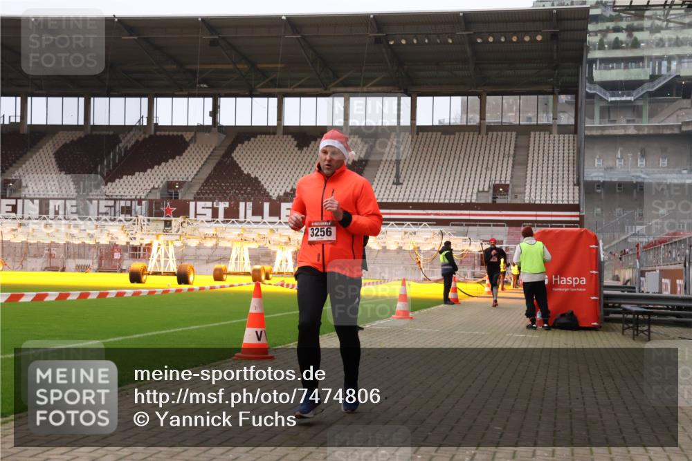 08.12.2024 - St. Pauli X-Mass-Run No. 14 Yannick Fuchs http://msf.ph/oto/7474806 08.12.2024 09:56:24 Ziel 288, 799, 1852, 3256, 3261 meine-sportfotos.de