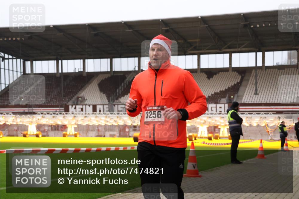 08.12.2024 - St. Pauli X-Mass-Run No. 14 Yannick Fuchs http://msf.ph/oto/7474821 08.12.2024 09:56:24 Ziel 288, 799, 1852, 3256, 3261 meine-sportfotos.de