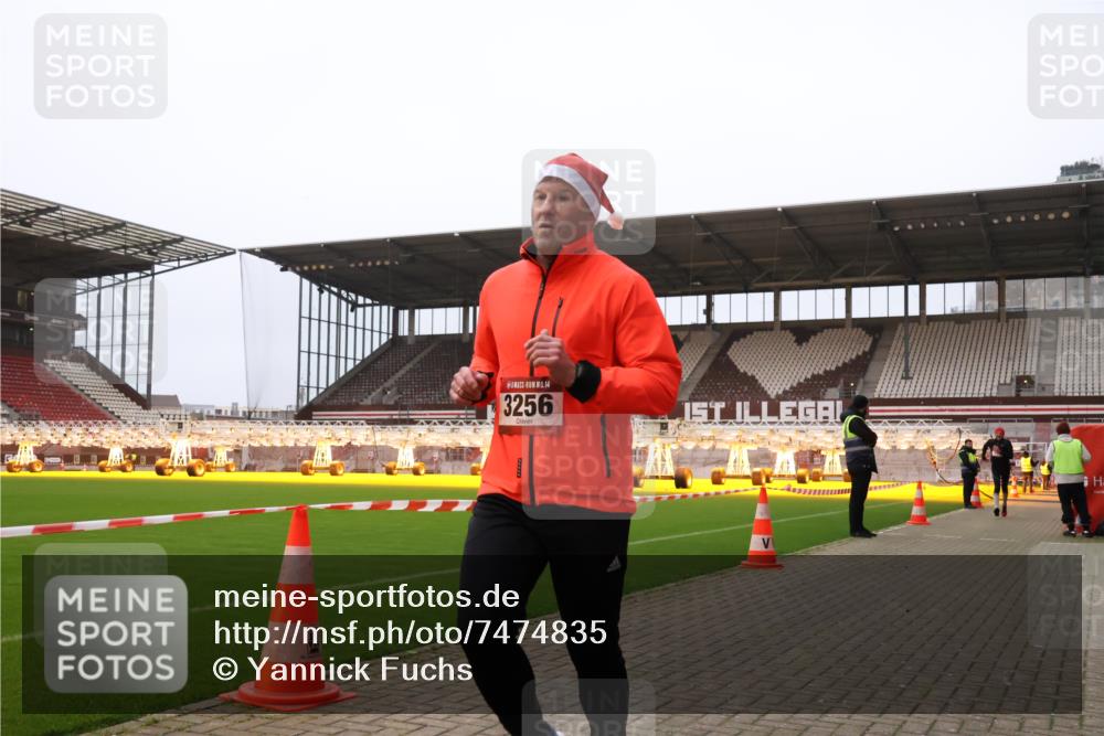 08.12.2024 - St. Pauli X-Mass-Run No. 14 Yannick Fuchs http://msf.ph/oto/7474835 08.12.2024 09:56:25 Ziel 288, 799, 2837, 2839, 3256, 3261 meine-sportfotos.de
