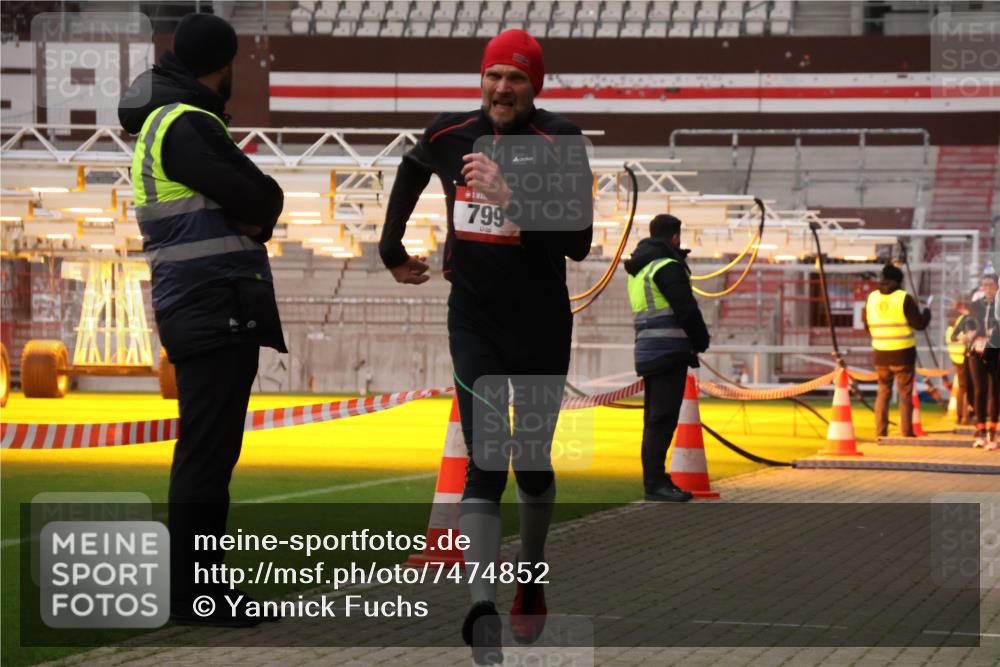 08.12.2024 - St. Pauli X-Mass-Run No. 14 Yannick Fuchs http://msf.ph/oto/7474852 08.12.2024 09:56:28 Ziel 288, 799, 2837, 2839, 3256, 3261 meine-sportfotos.de