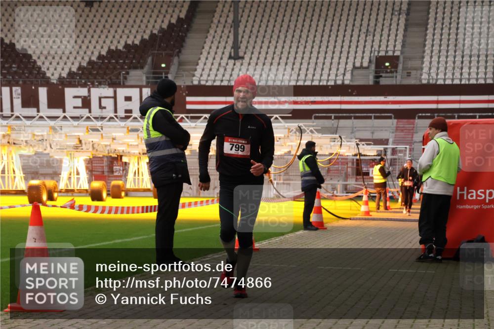 08.12.2024 - St. Pauli X-Mass-Run No. 14 Yannick Fuchs http://msf.ph/oto/7474866 08.12.2024 09:56:29 Ziel 288, 799, 2837, 2839, 3095, 3256, 3261 meine-sportfotos.de