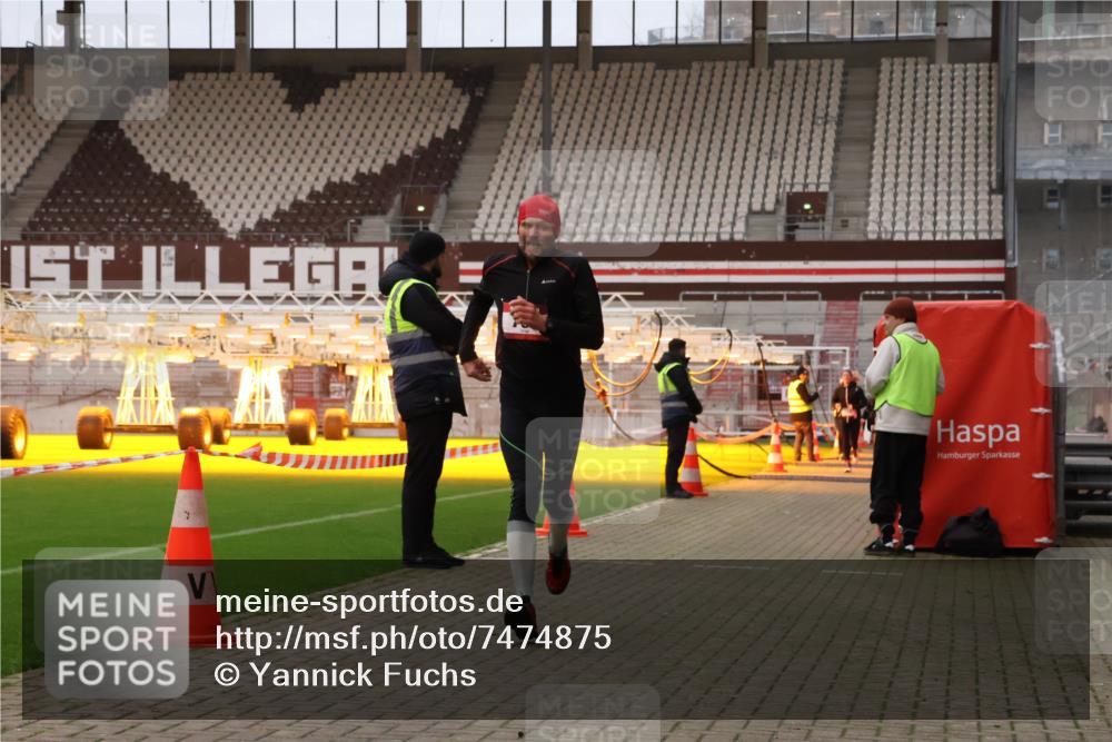 08.12.2024 - St. Pauli X-Mass-Run No. 14 Yannick Fuchs http://msf.ph/oto/7474875 08.12.2024 09:56:29 Ziel 288, 799, 2837, 2839, 3095, 3256, 3261 meine-sportfotos.de
