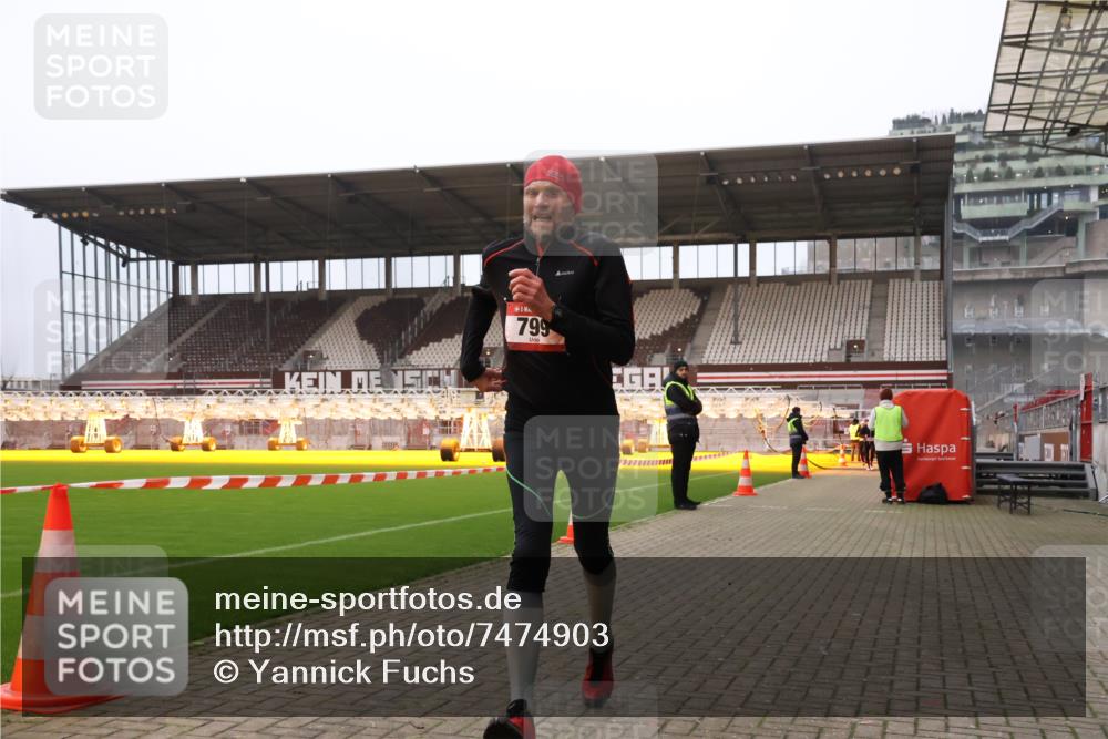 08.12.2024 - St. Pauli X-Mass-Run No. 14 Yannick Fuchs http://msf.ph/oto/7474903 08.12.2024 09:56:31 Ziel 288, 799, 2837, 2839, 3095, 3256 meine-sportfotos.de