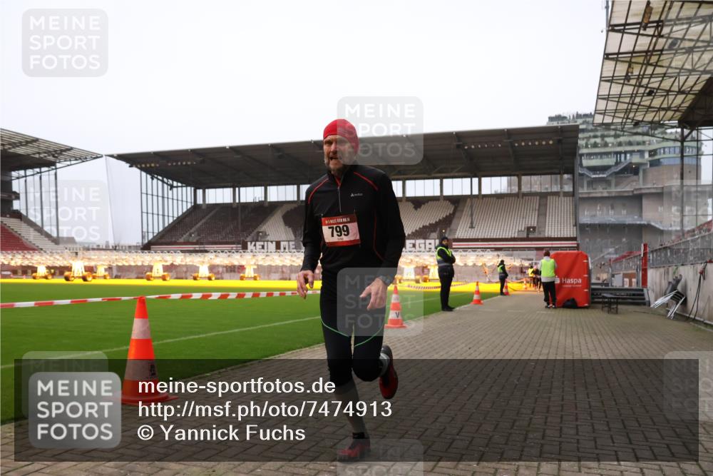 08.12.2024 - St. Pauli X-Mass-Run No. 14 Yannick Fuchs http://msf.ph/oto/7474913 08.12.2024 09:56:31 Ziel 288, 799, 2837, 2839, 3095, 3256 meine-sportfotos.de