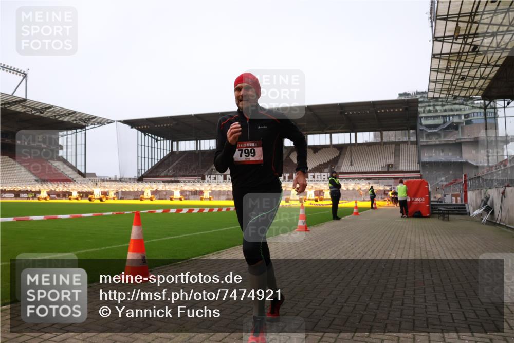 08.12.2024 - St. Pauli X-Mass-Run No. 14 Yannick Fuchs http://msf.ph/oto/7474921 08.12.2024 09:56:31 Ziel 288, 799, 2837, 2839, 3095, 3256 meine-sportfotos.de